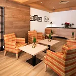 布格斯塔勒法米丽恩谷特酒店 4*